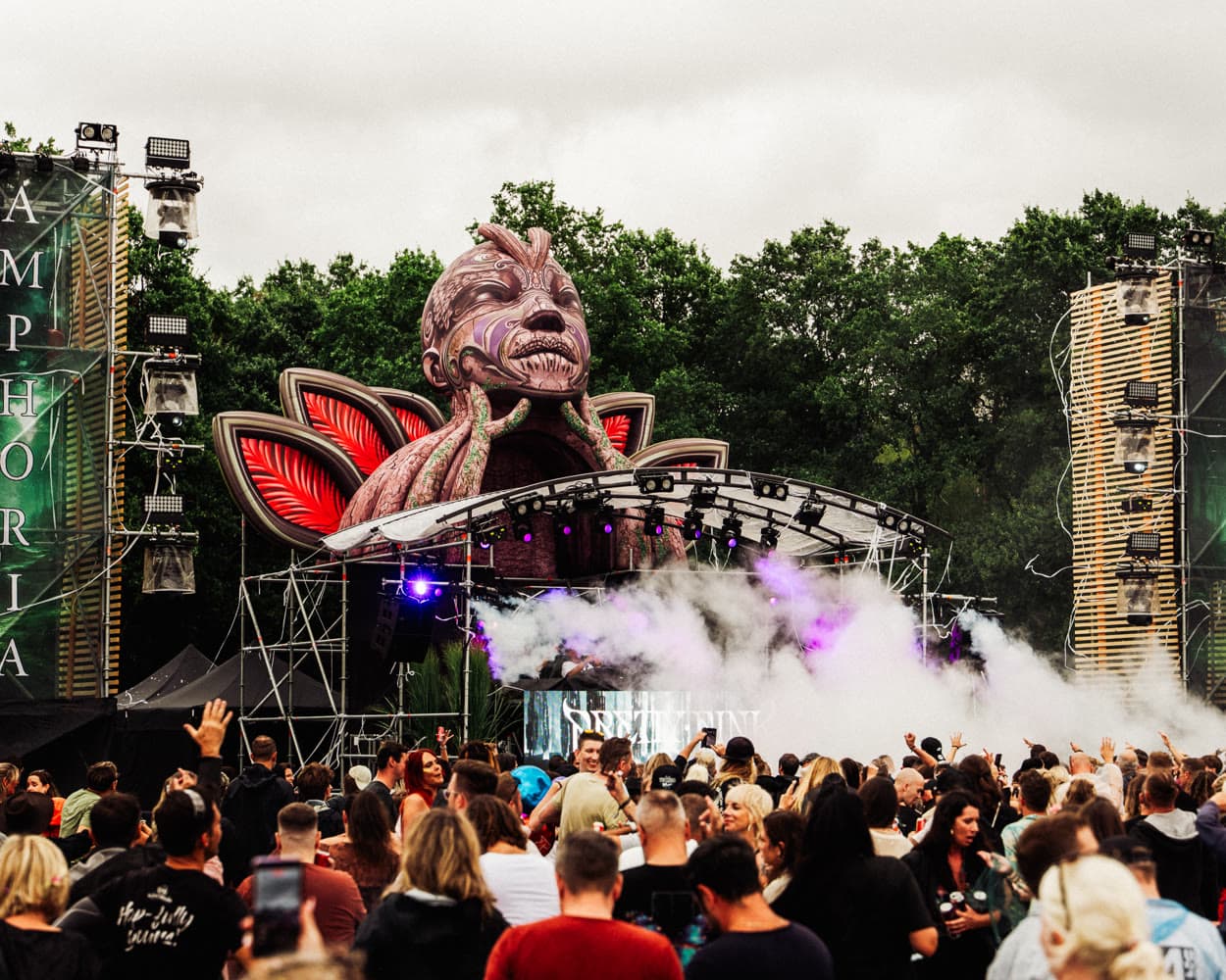 Die Forest Stage mit der großen Kopfskulptur, Nebel über der Menge am Tag